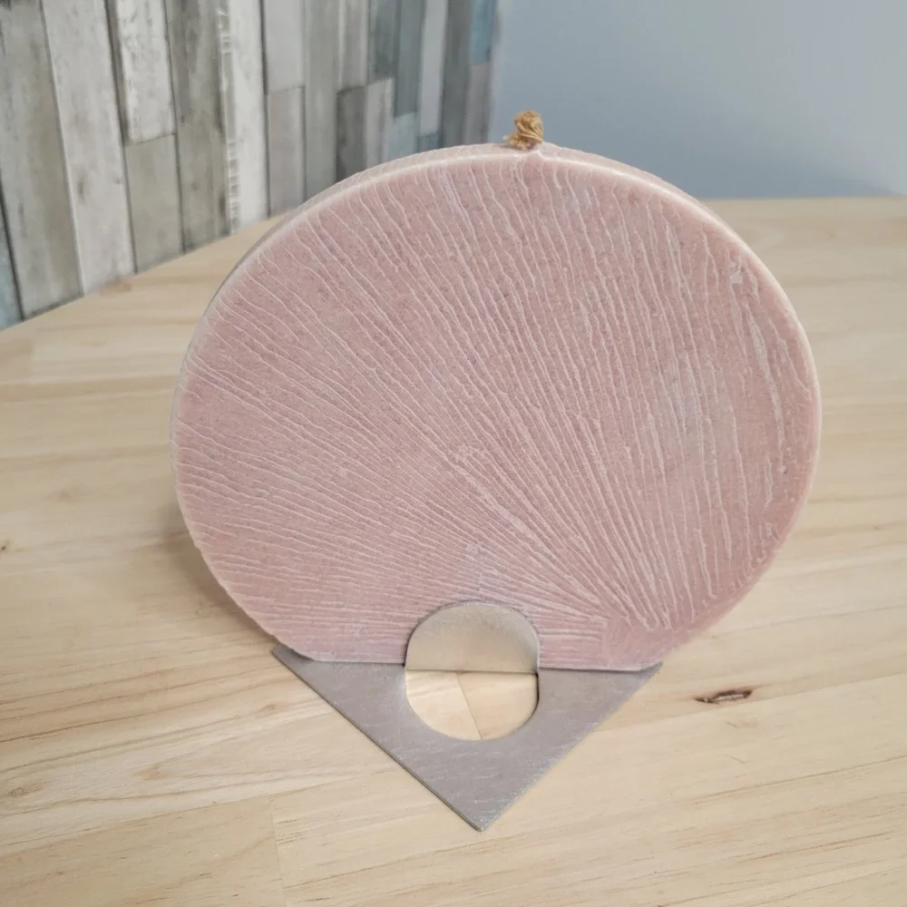 Klaner Geo Kerze Disc Candle with Aluminum Stand Pink Geometric Art Deco Austria